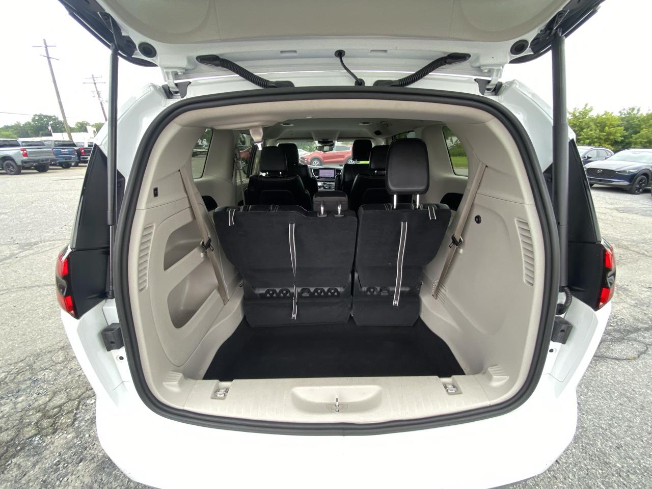 Chrysler Pacifica Touring L FWD 2023