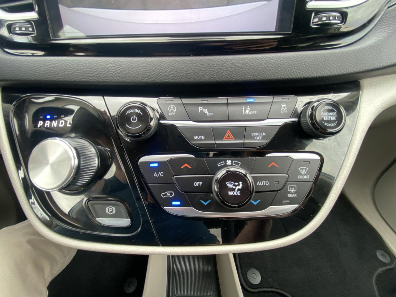 Chrysler Pacifica Touring L FWD 2023