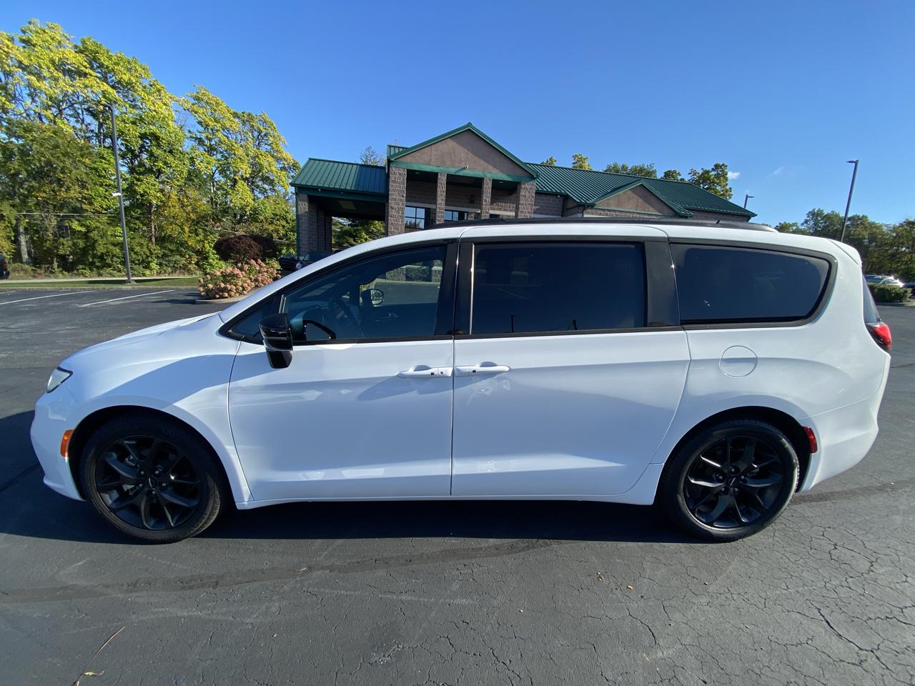 Chrysler Pacifica Limited FWD 2025