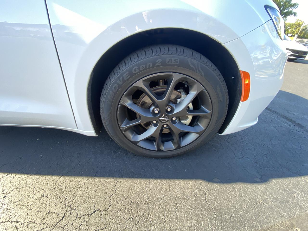 Chrysler Pacifica Limited FWD 2025