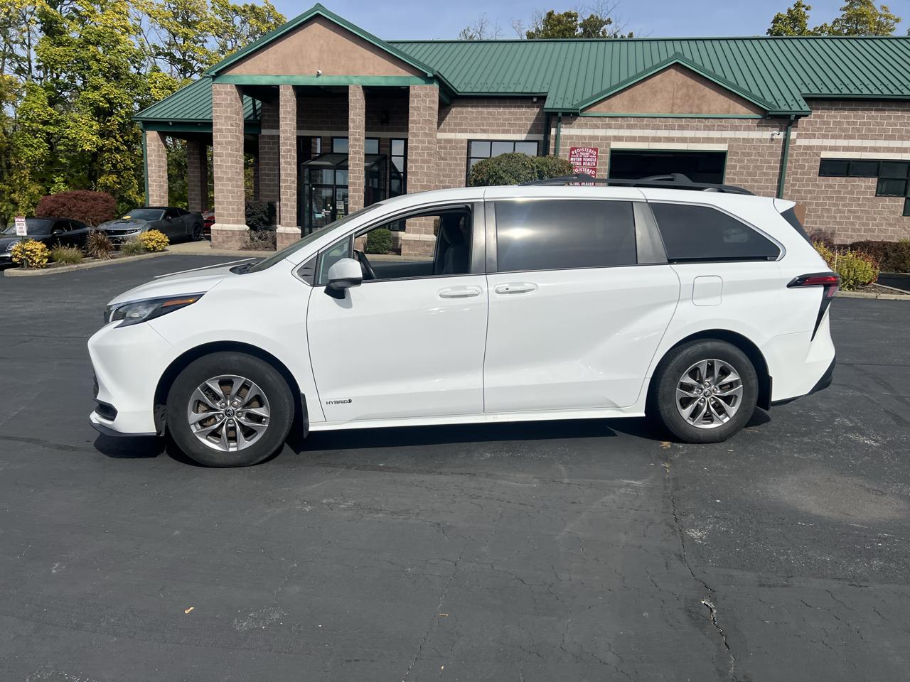 Toyota Sienna LE AWD 8-Passenger (Natl) 2021