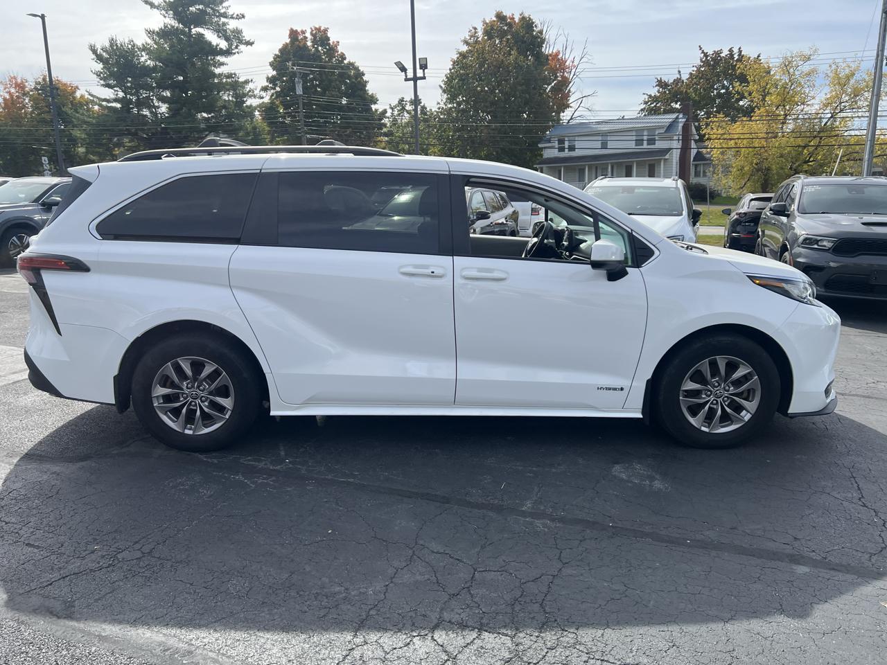 Toyota Sienna LE AWD 8-Passenger (Natl) 2021