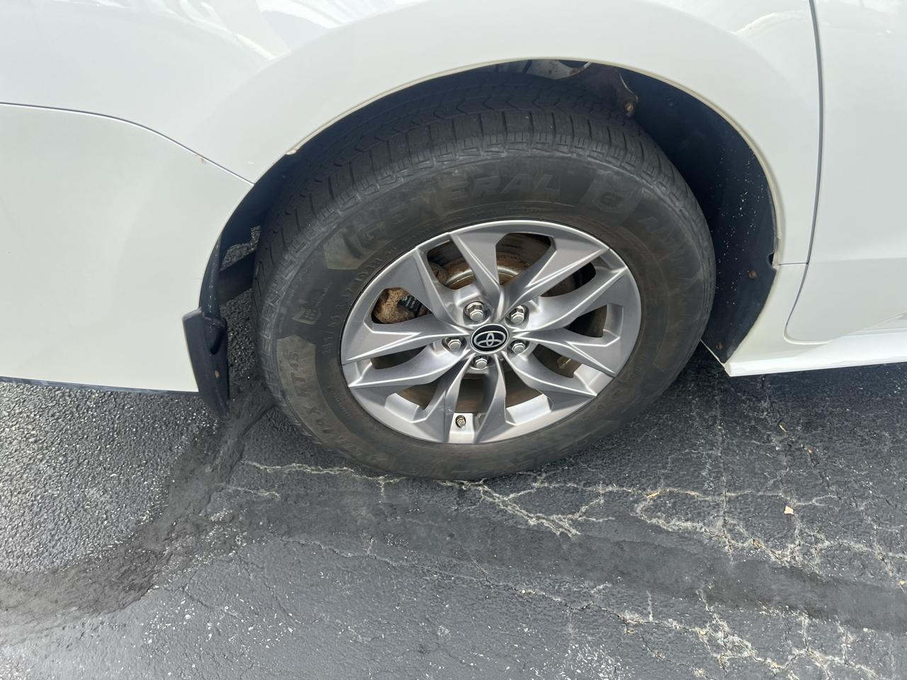 Toyota Sienna LE AWD 8-Passenger (Natl) 2021
