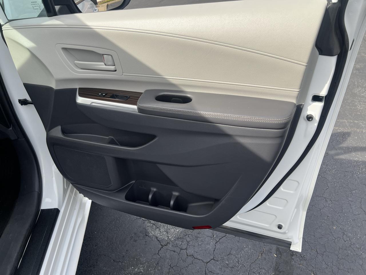 Toyota Sienna LE AWD 8-Passenger (Natl) 2021