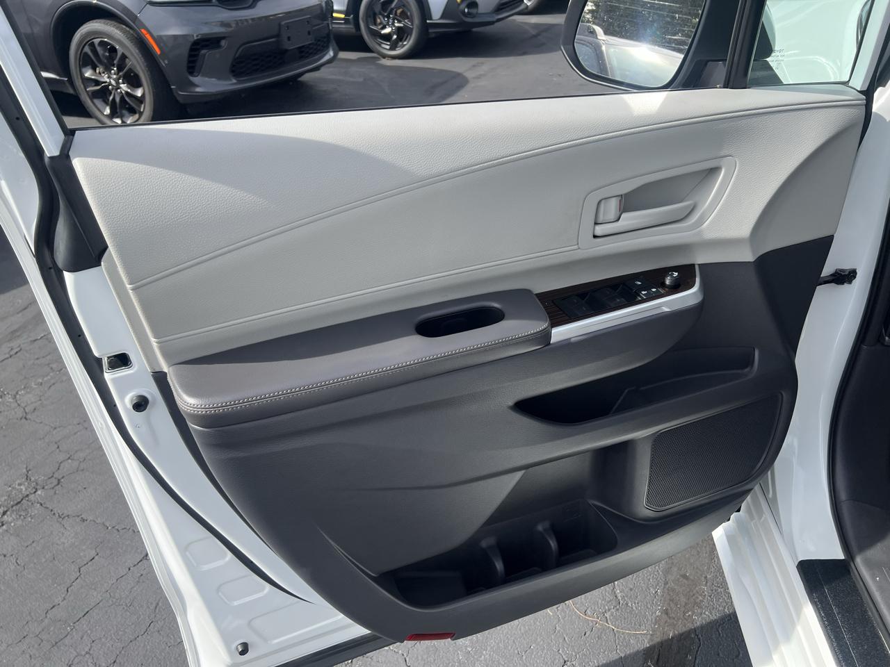 Toyota Sienna LE AWD 8-Passenger (Natl) 2021