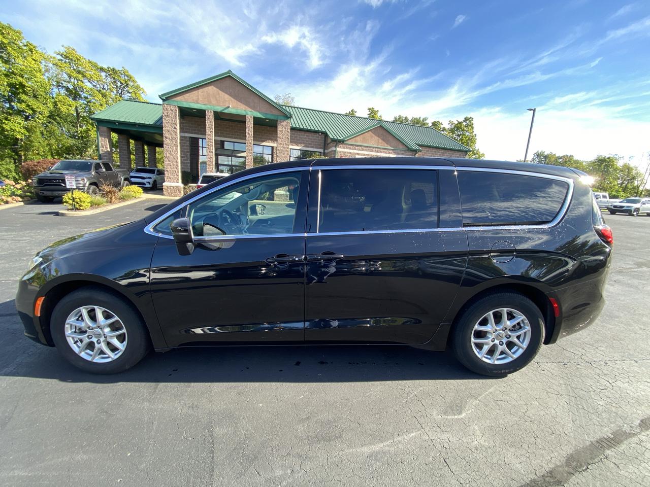 Chrysler Pacifica Touring L FWD 2023
