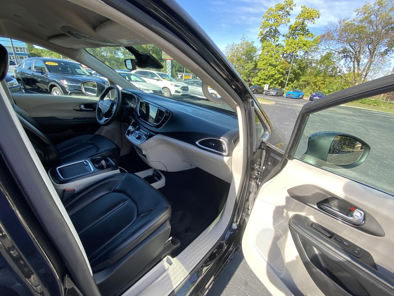 Chrysler Pacifica Touring L FWD 2023