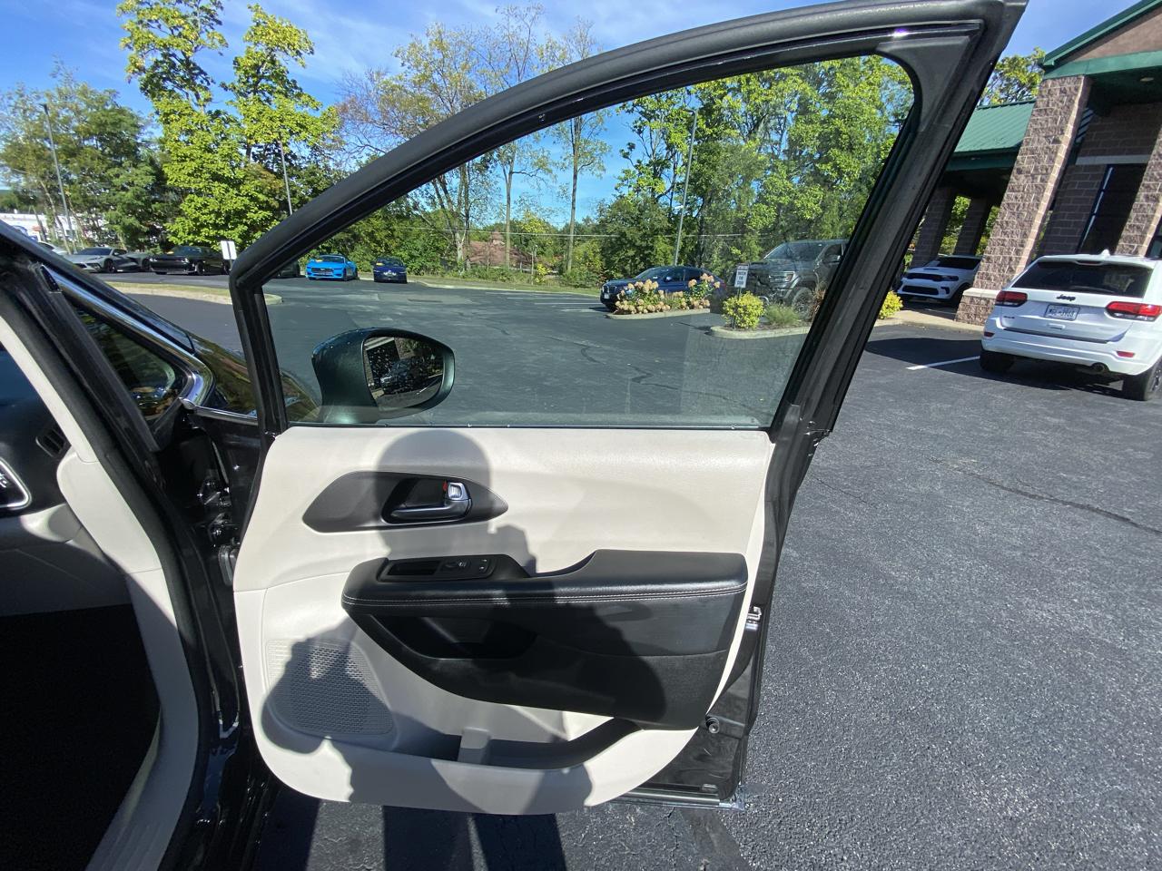 Chrysler Pacifica Touring L FWD 2023