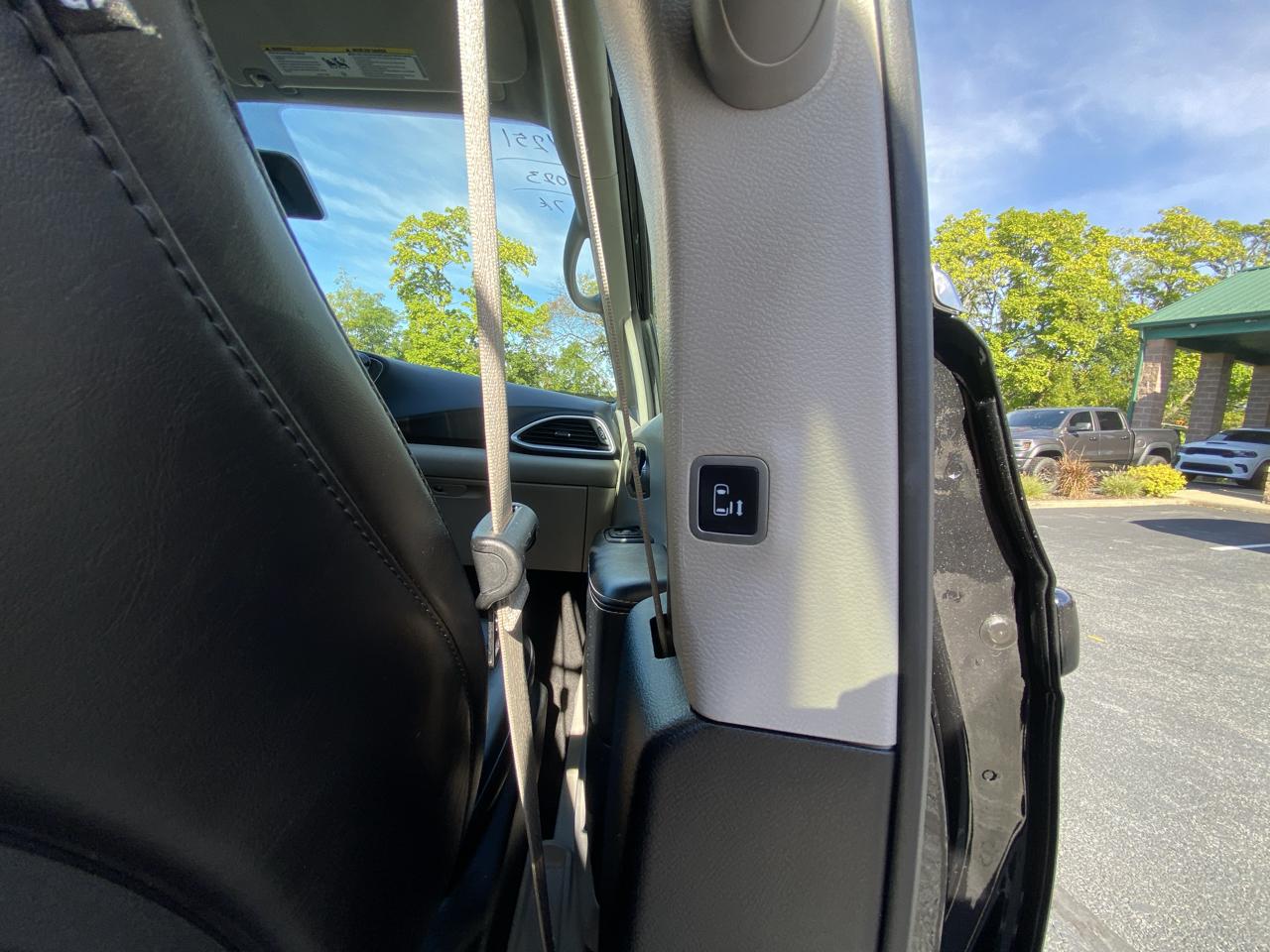 Chrysler Pacifica Touring L FWD 2023