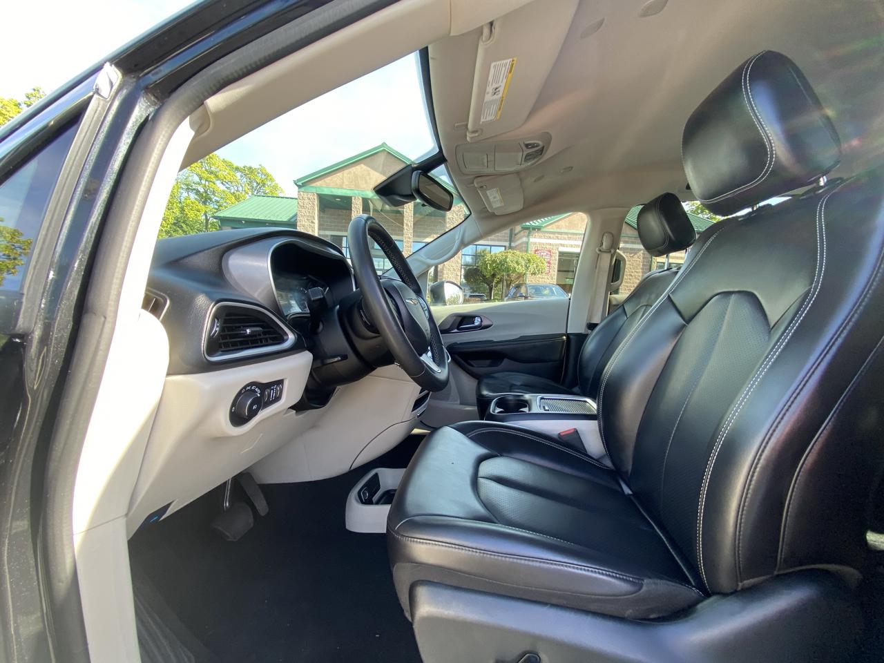 Chrysler Pacifica Touring L FWD 2023