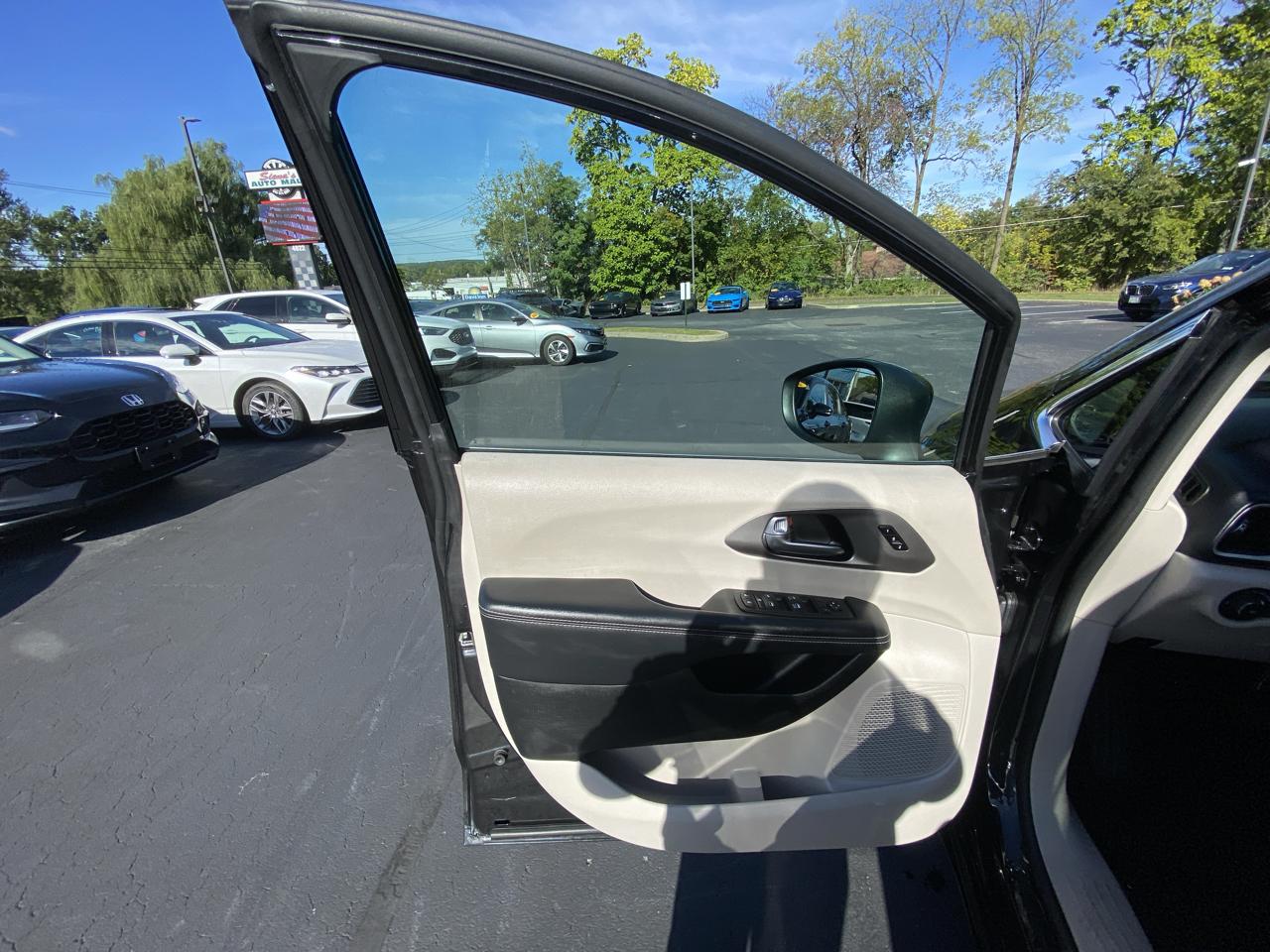 Chrysler Pacifica Touring L FWD 2023