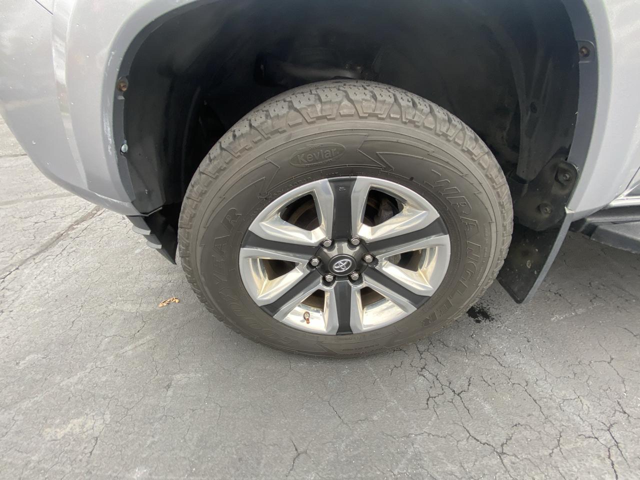 Toyota Tacoma Limited Double Cab 5' Bed V6 4x4 AT (Natl) 2017