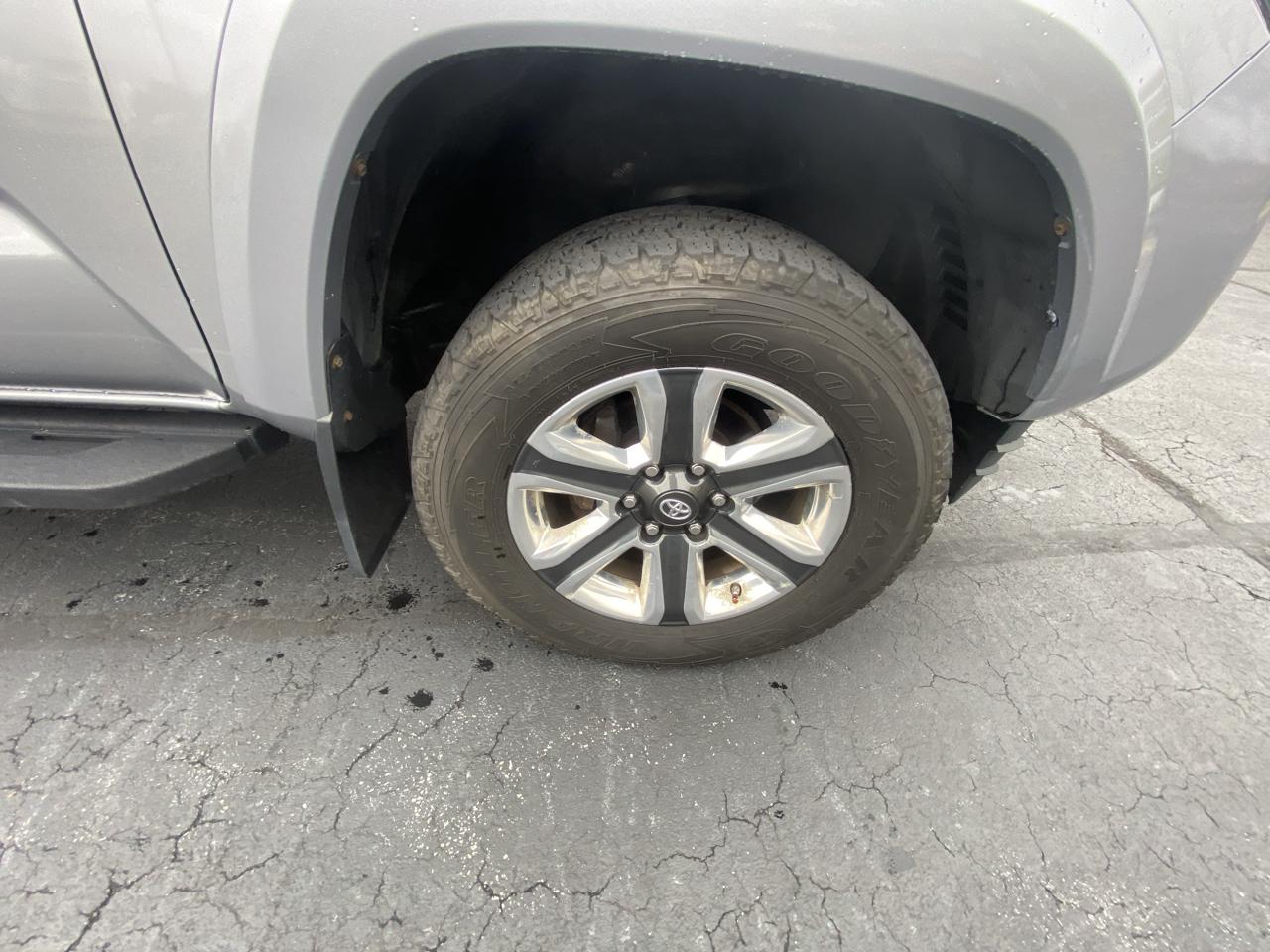 Toyota Tacoma Limited Double Cab 5' Bed V6 4x4 AT (Natl) 2017
