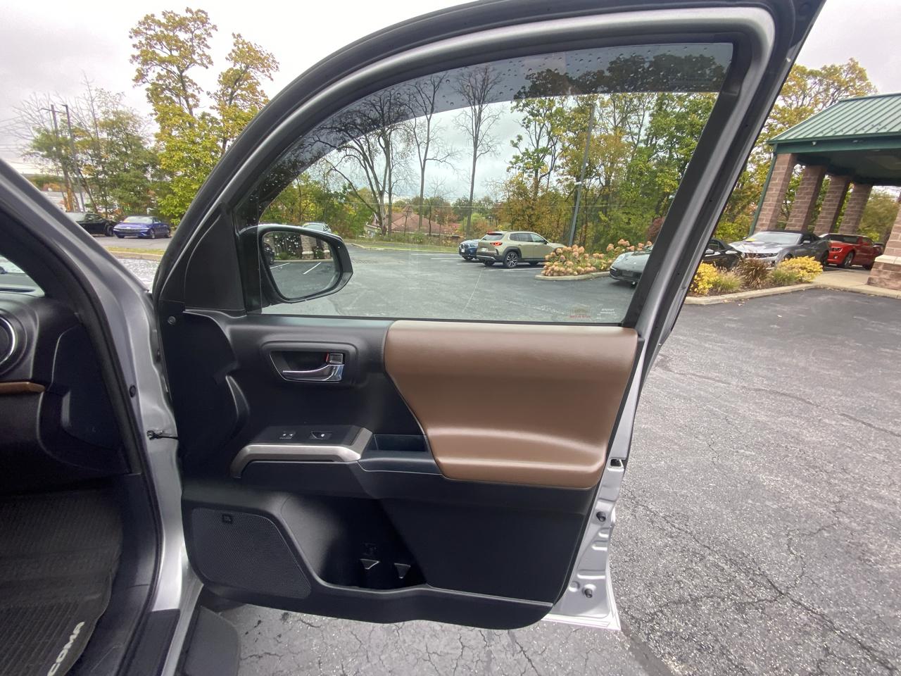 Toyota Tacoma Limited Double Cab 5' Bed V6 4x4 AT (Natl) 2017
