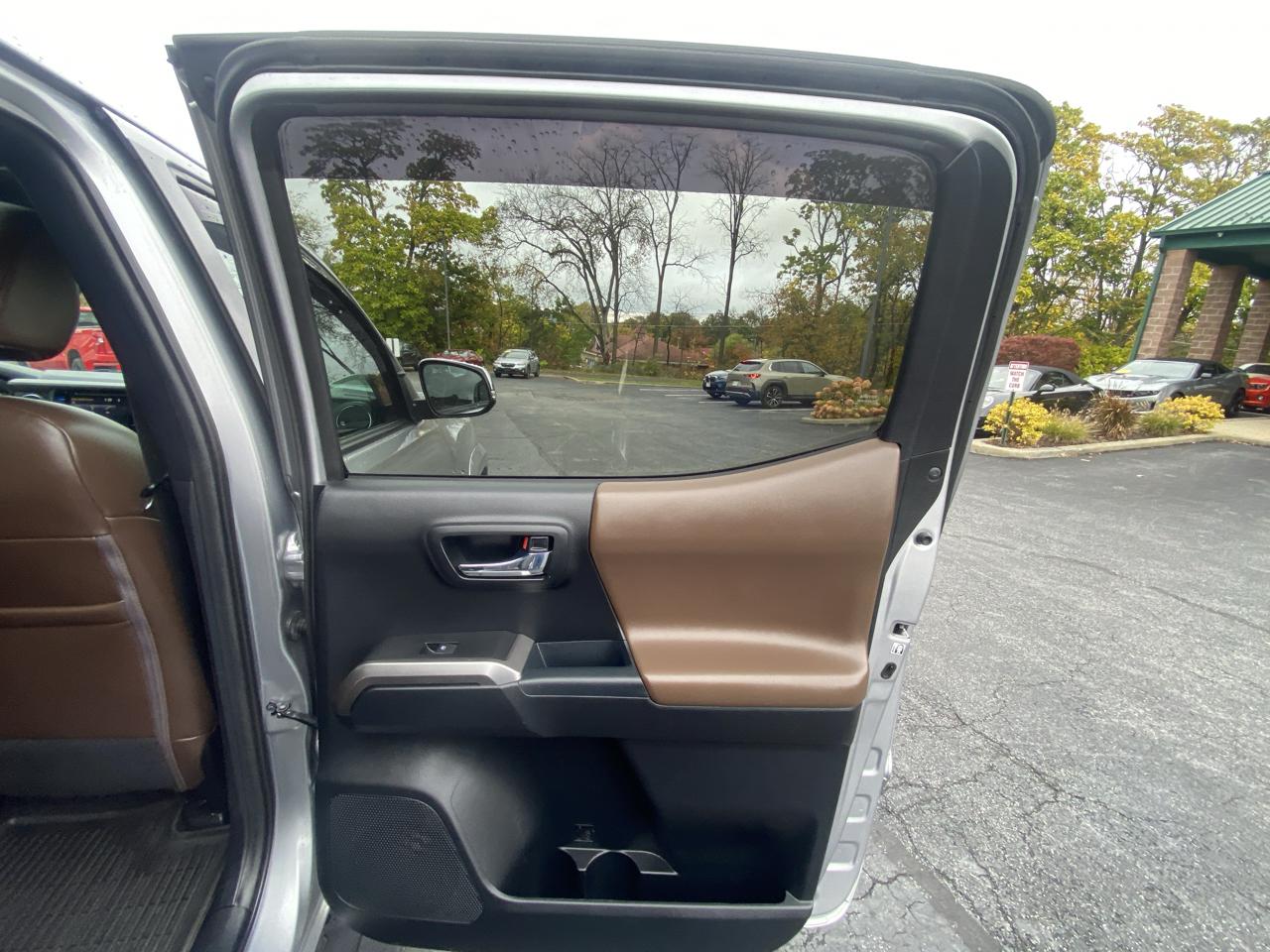 Toyota Tacoma Limited Double Cab 5' Bed V6 4x4 AT (Natl) 2017
