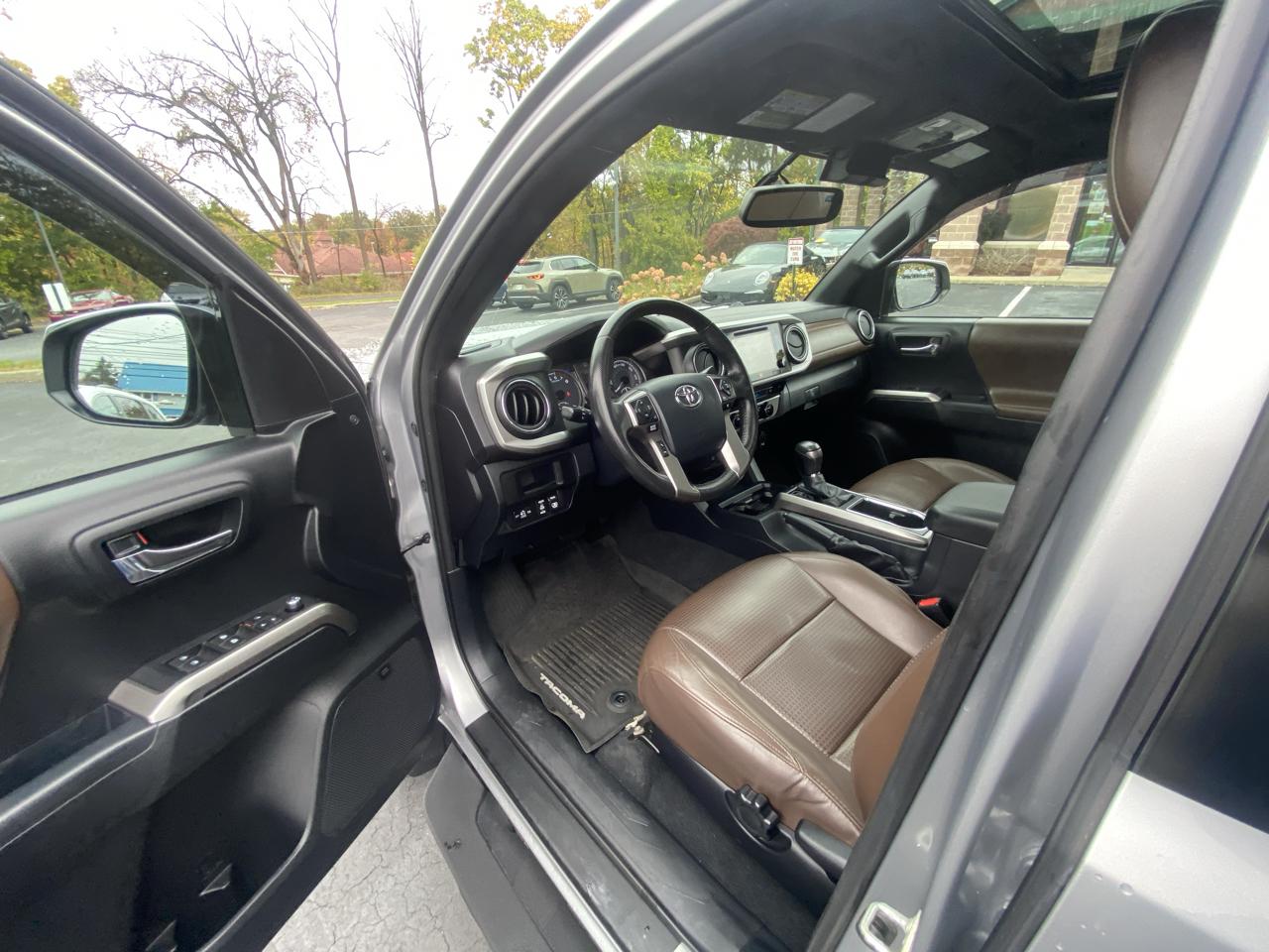 Toyota Tacoma Limited Double Cab 5' Bed V6 4x4 AT (Natl) 2017