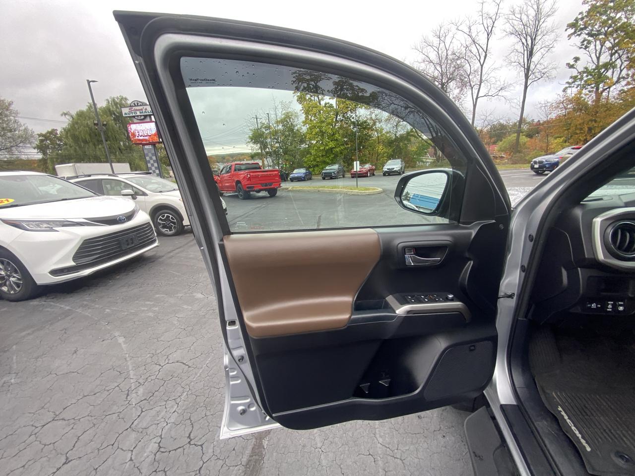 Toyota Tacoma Limited Double Cab 5' Bed V6 4x4 AT (Natl) 2017