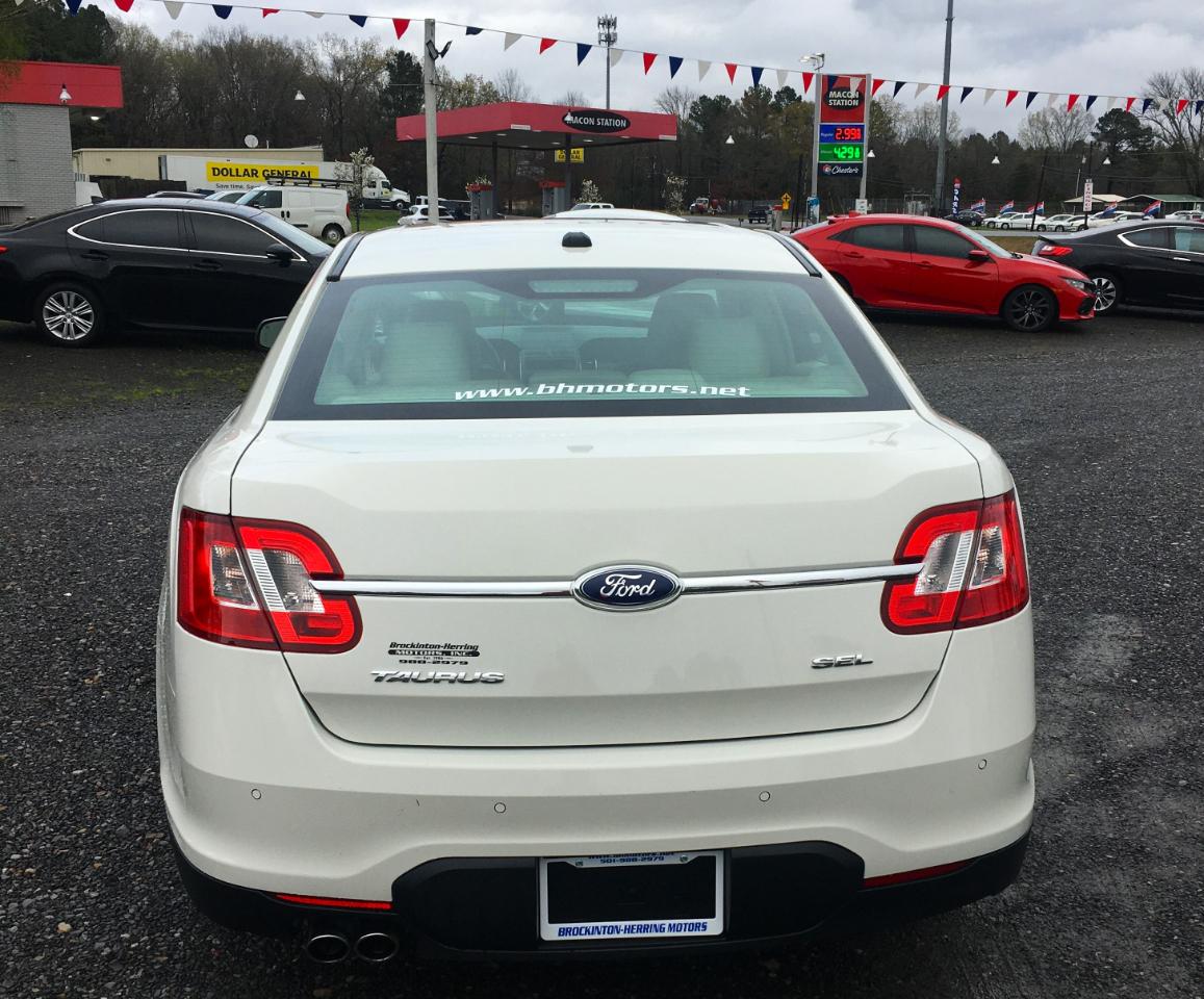 Ford Taurus 4dr Sdn SEL FWD 2011