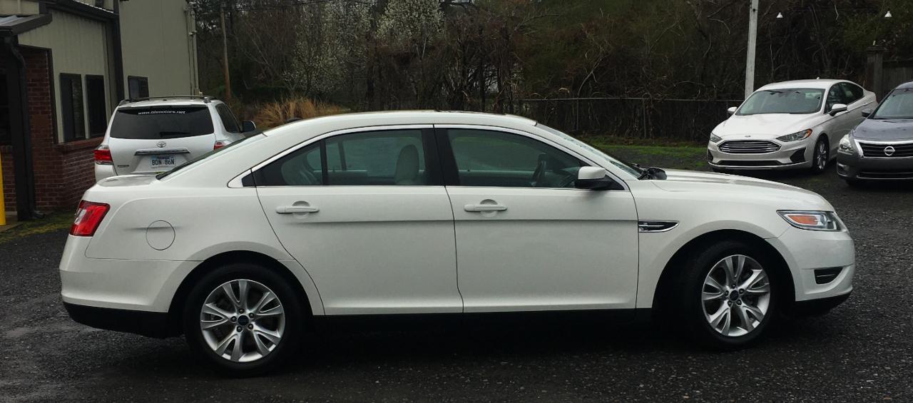 Ford Taurus 4dr Sdn SEL FWD 2011