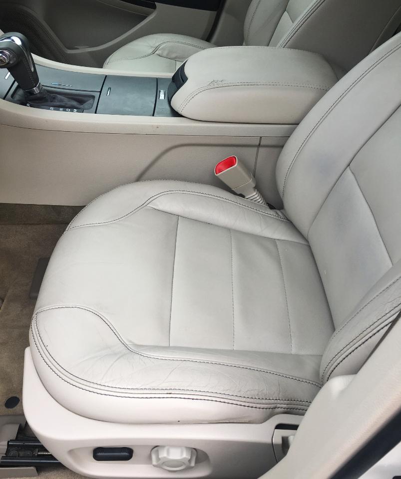 Ford Taurus 4dr Sdn SEL FWD 2011