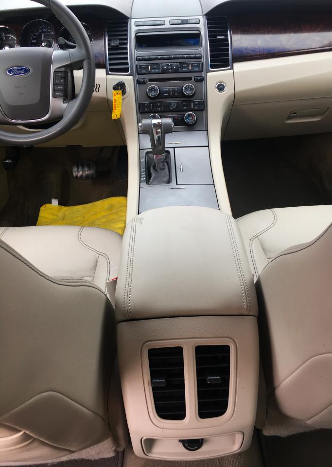 Ford Taurus 4dr Sdn SEL FWD 2011