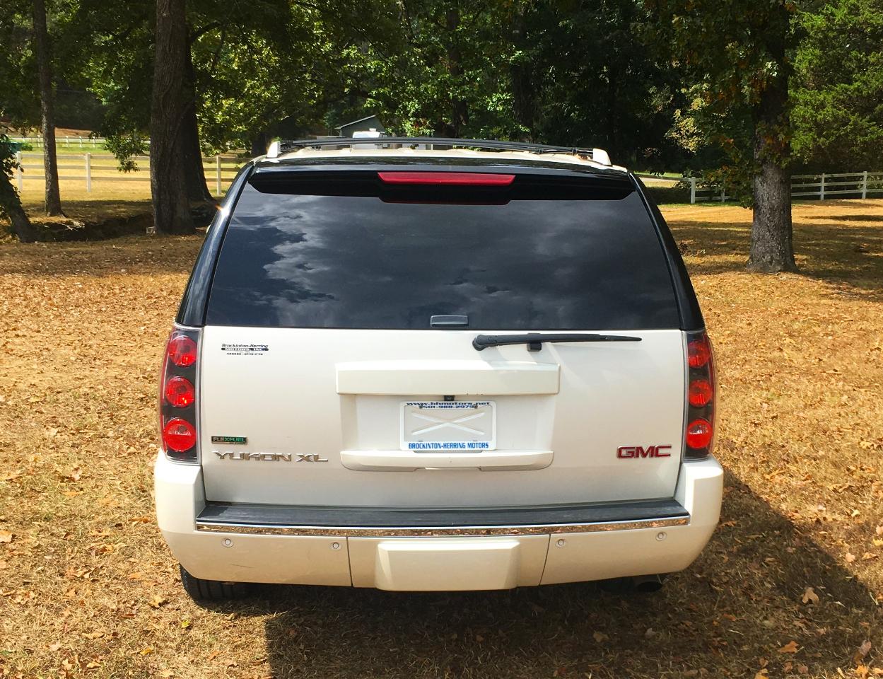 GMC Yukon XL 2WD 4dr 1500 Denali 2012