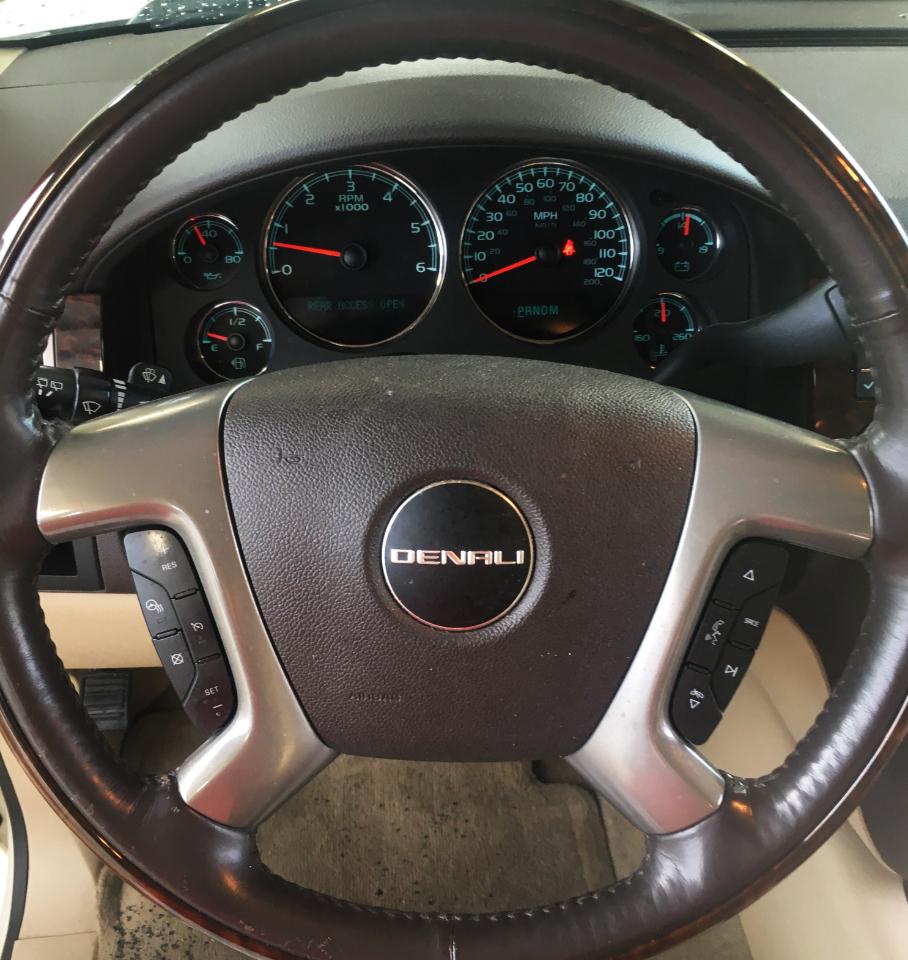 GMC Yukon XL 2WD 4dr 1500 Denali 2012