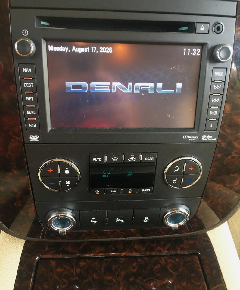 GMC Yukon XL 2WD 4dr 1500 Denali 2012