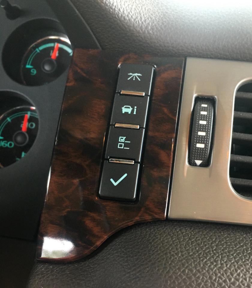 GMC Yukon XL 2WD 4dr 1500 Denali 2012
