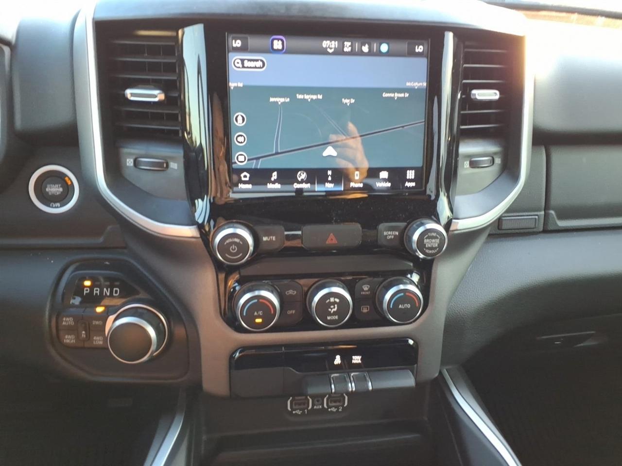 RAM 1500 Big Horn Crew Cab SWB 4WD 2022