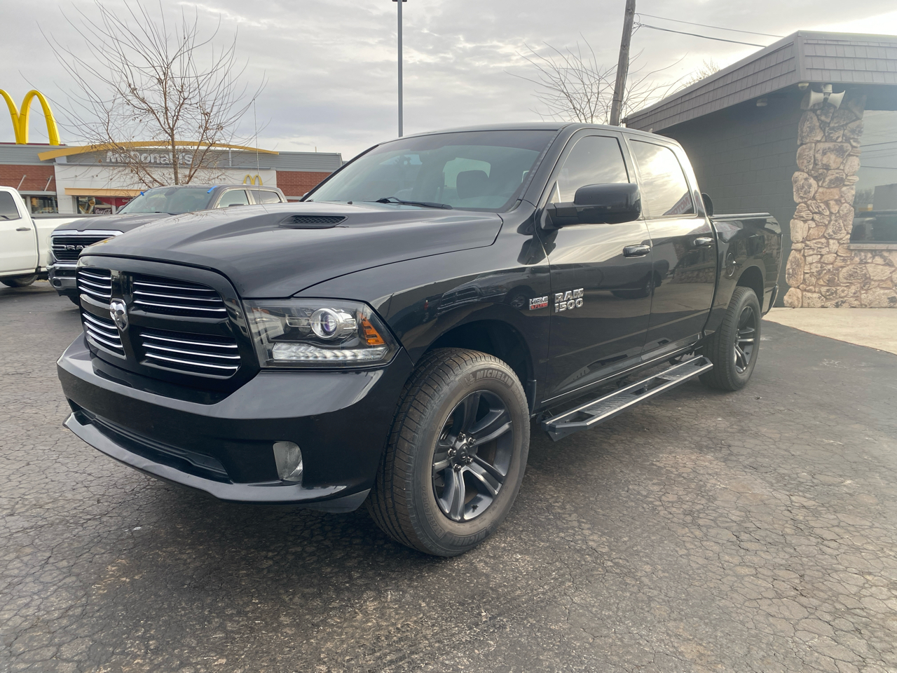 RAM 1500 4WD Crew Cab 140.5" Sport 2015