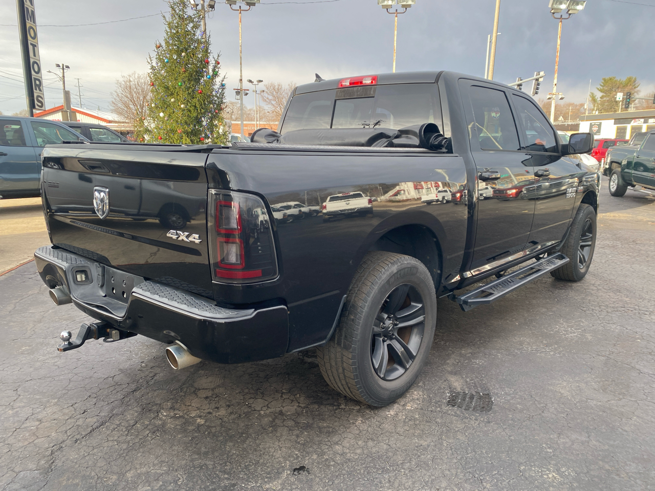 RAM 1500 4WD Crew Cab 140.5" Sport 2015