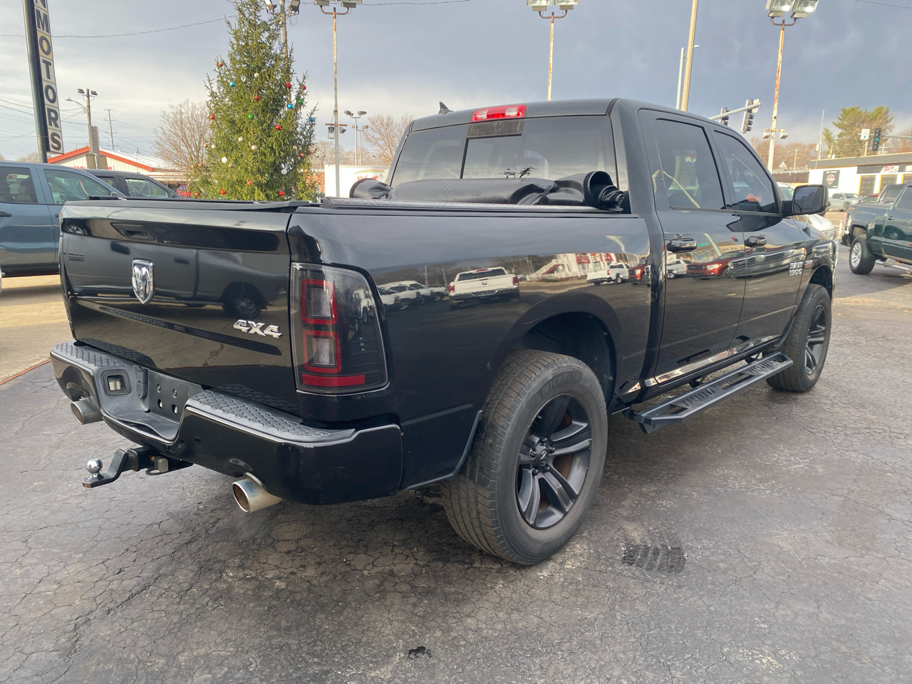 RAM 1500 4WD Crew Cab 140.5" Sport 2015