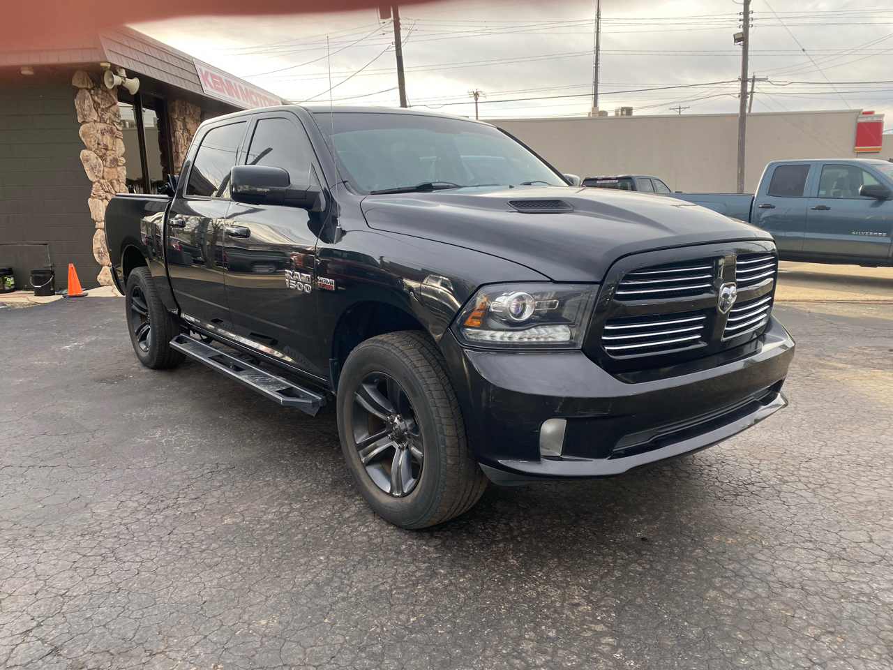 RAM 1500 4WD Crew Cab 140.5" Sport 2015