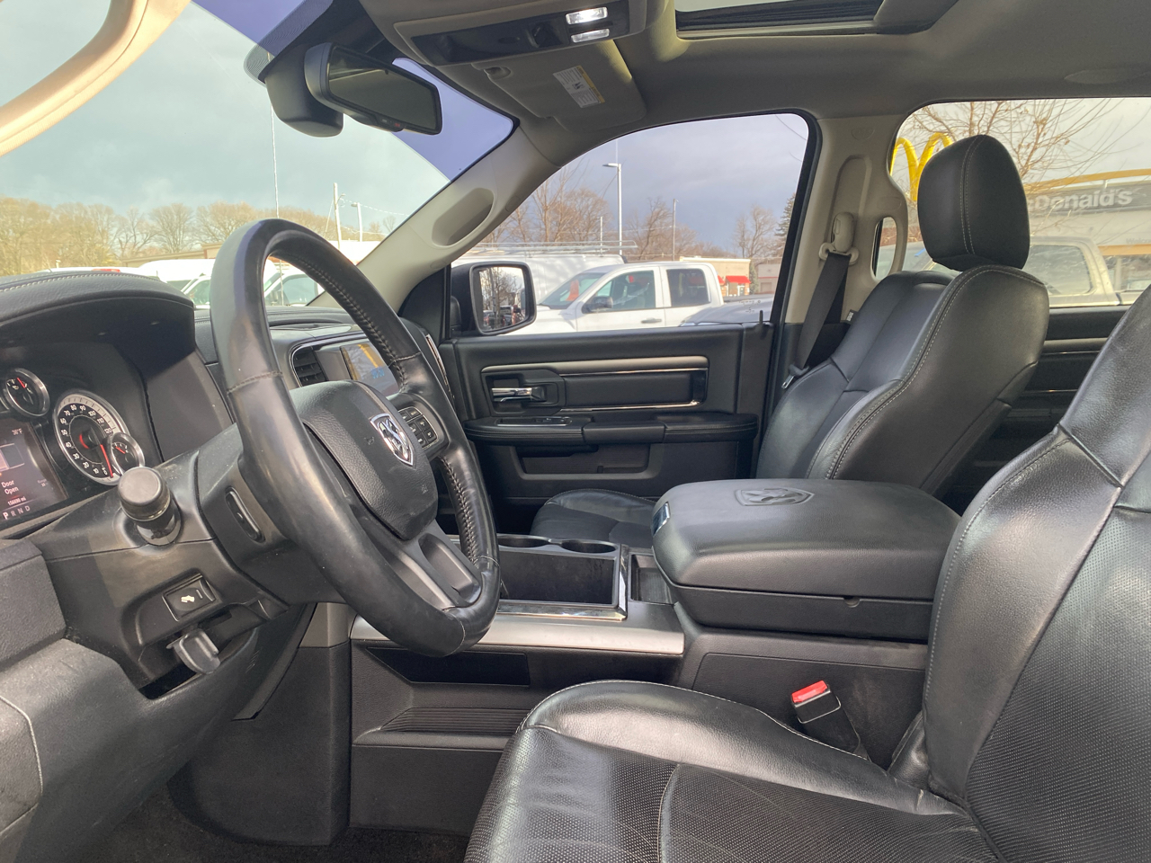 RAM 1500 4WD Crew Cab 140.5" Sport 2015