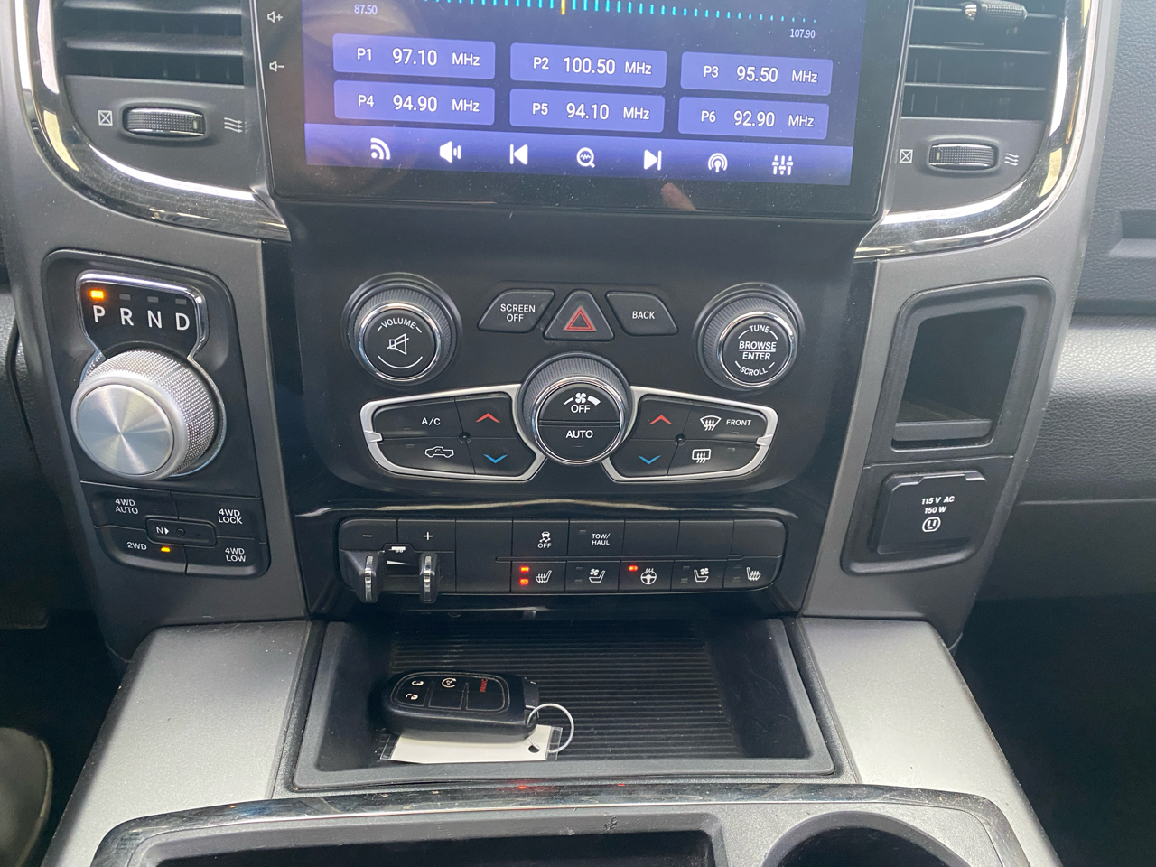 RAM 1500 4WD Crew Cab 140.5" Sport 2015