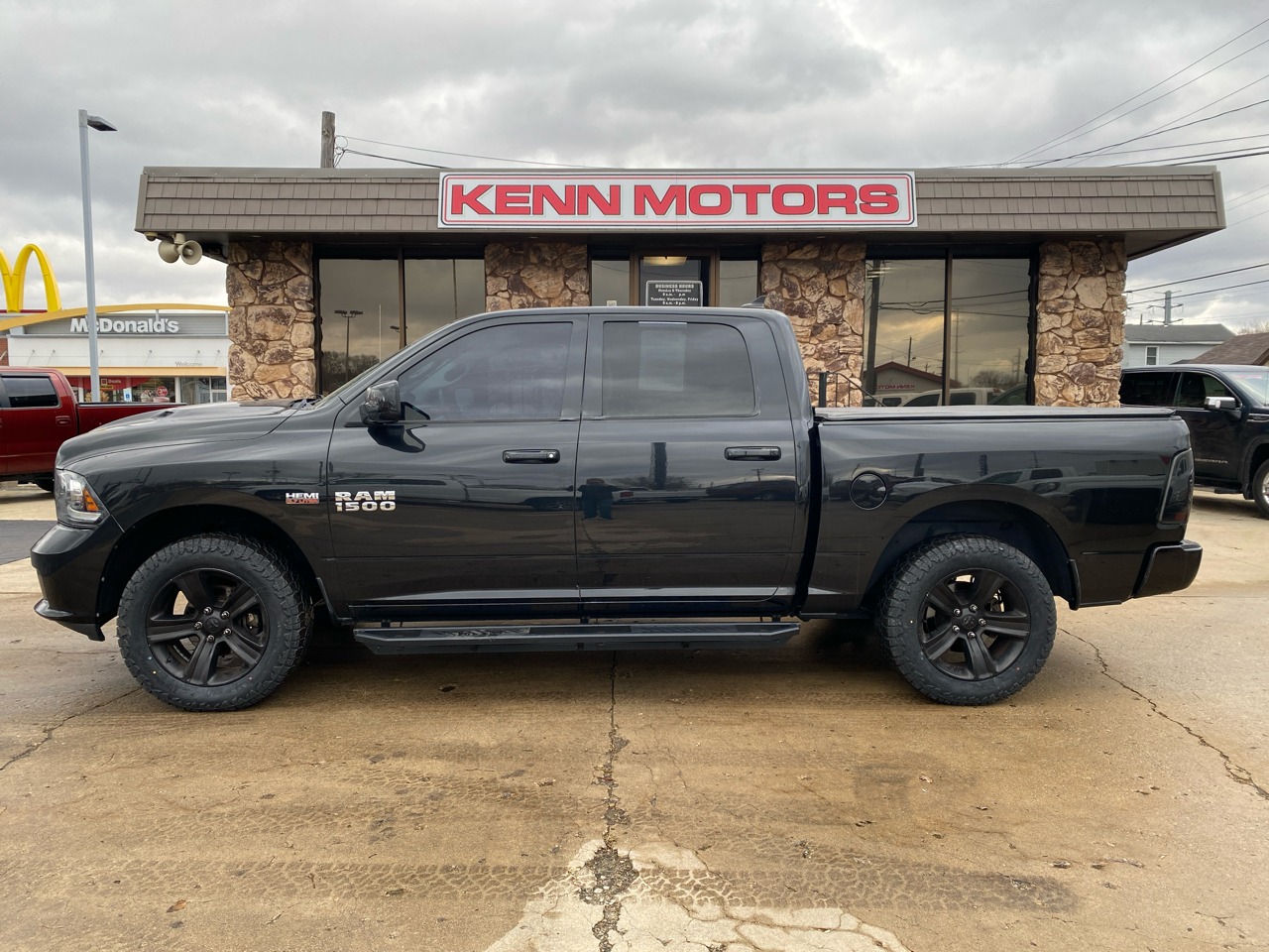 RAM 1500 4WD Crew Cab 140.5" Sport 2015