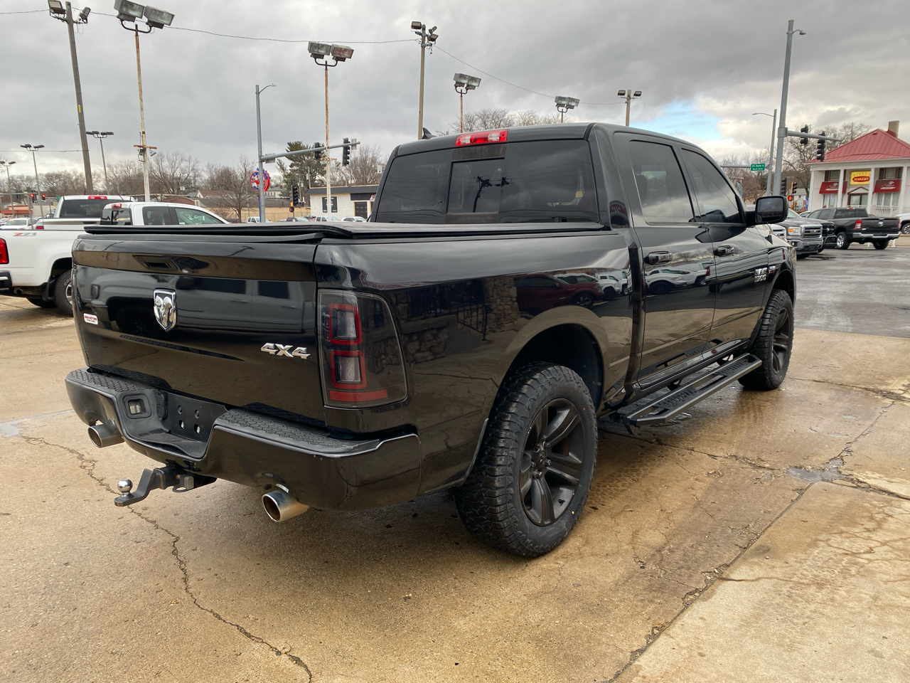 RAM 1500 4WD Crew Cab 140.5" Sport 2015