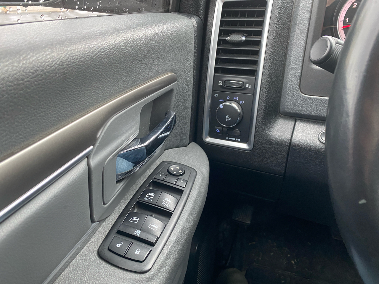 RAM 1500 4WD Crew Cab 140.5" Big Horn 2014