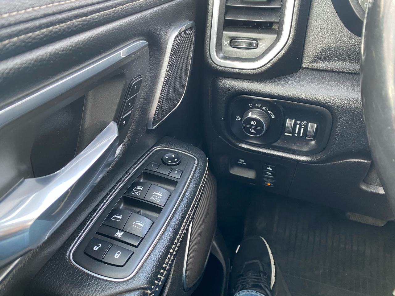 RAM 1500 Laramie 4x4 Crew Cab 5'7" Box 2019