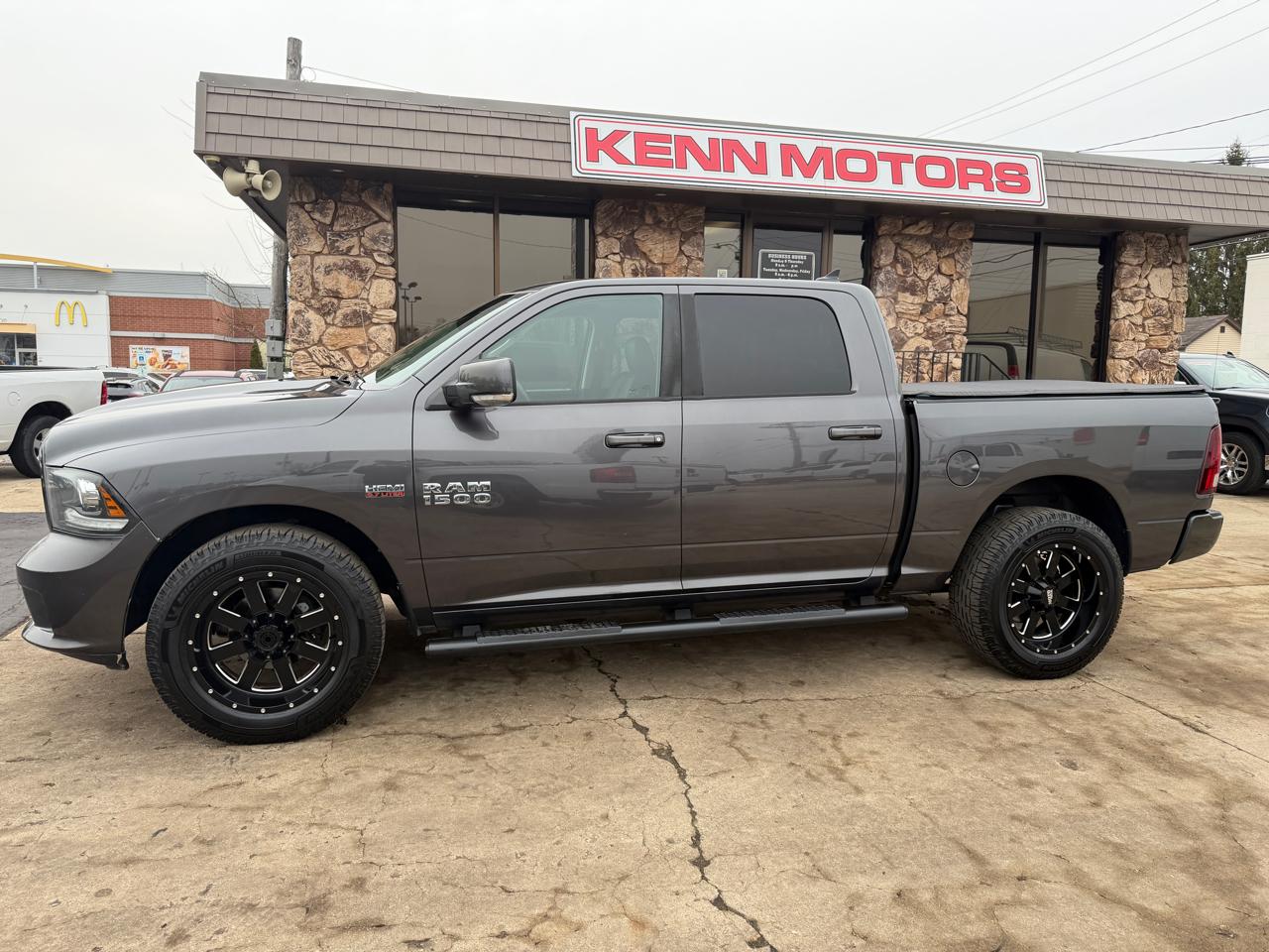 RAM 1500 4WD Crew Cab 140.5" Sport 2016