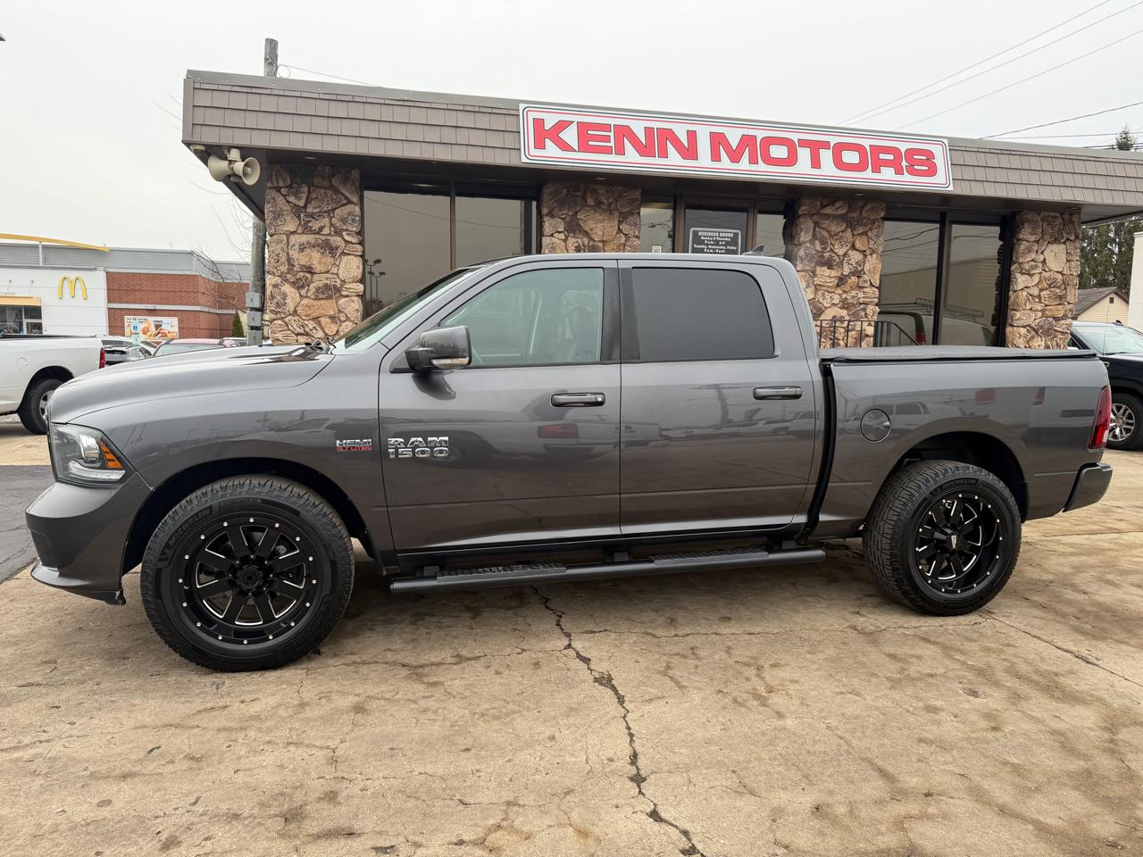 RAM 1500 4WD Crew Cab 140.5" Sport 2016