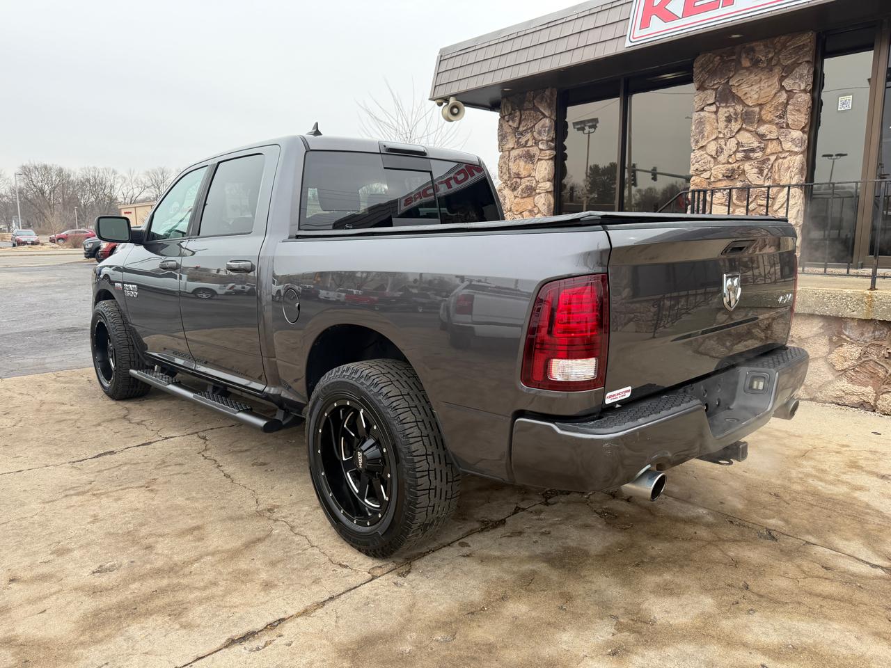 RAM 1500 4WD Crew Cab 140.5" Sport 2016