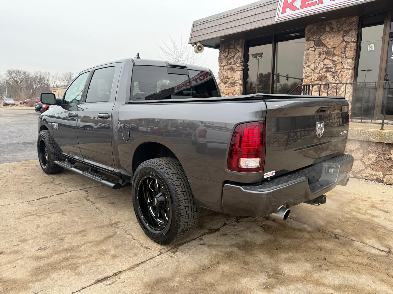 RAM 1500 4WD Crew Cab 140.5" Sport 2016