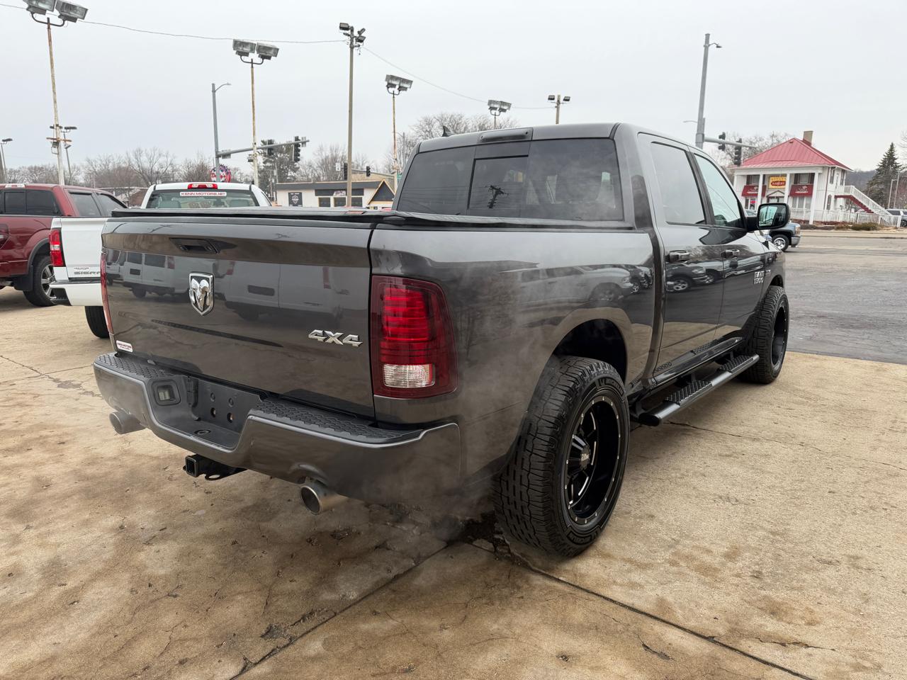 RAM 1500 4WD Crew Cab 140.5" Sport 2016