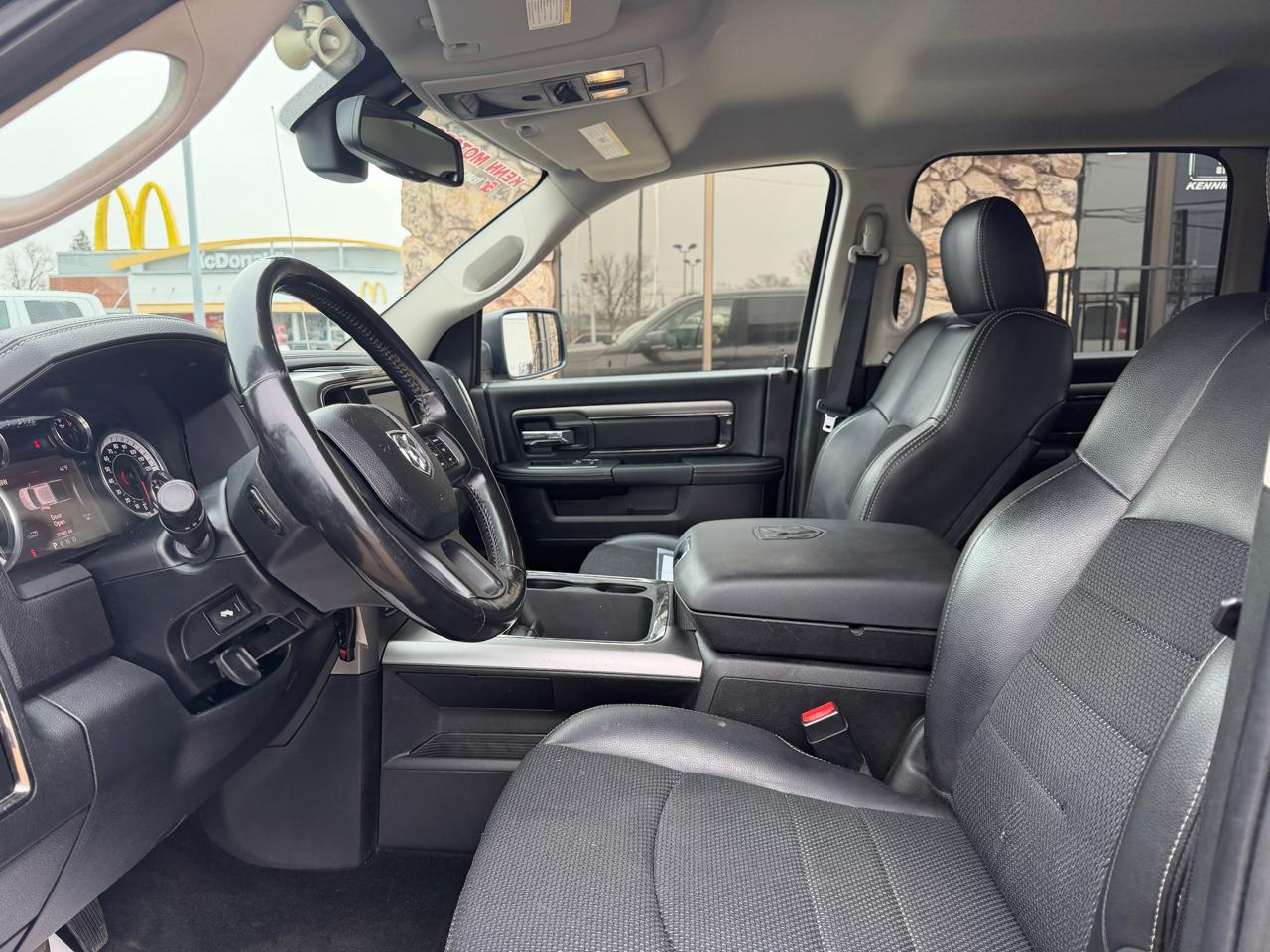 RAM 1500 4WD Crew Cab 140.5" Sport 2016