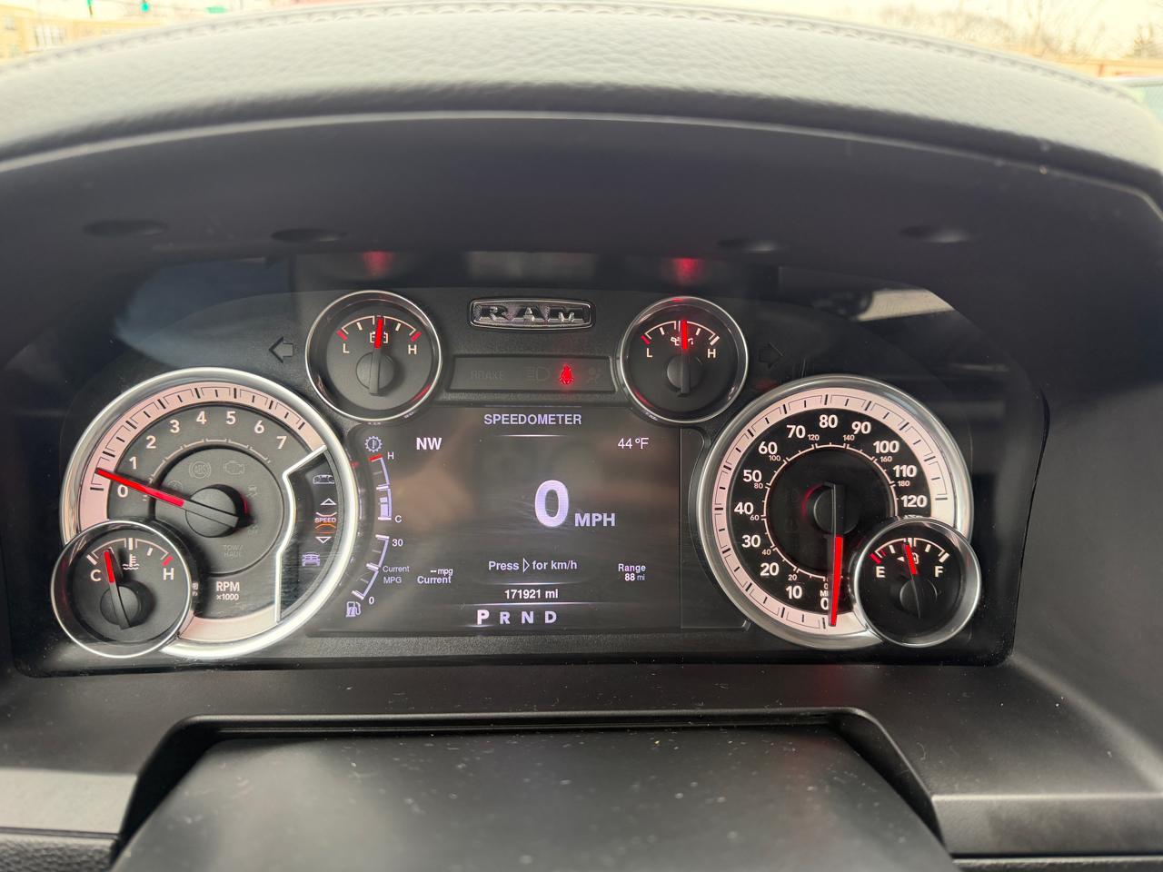 RAM 1500 4WD Crew Cab 140.5" Sport 2016