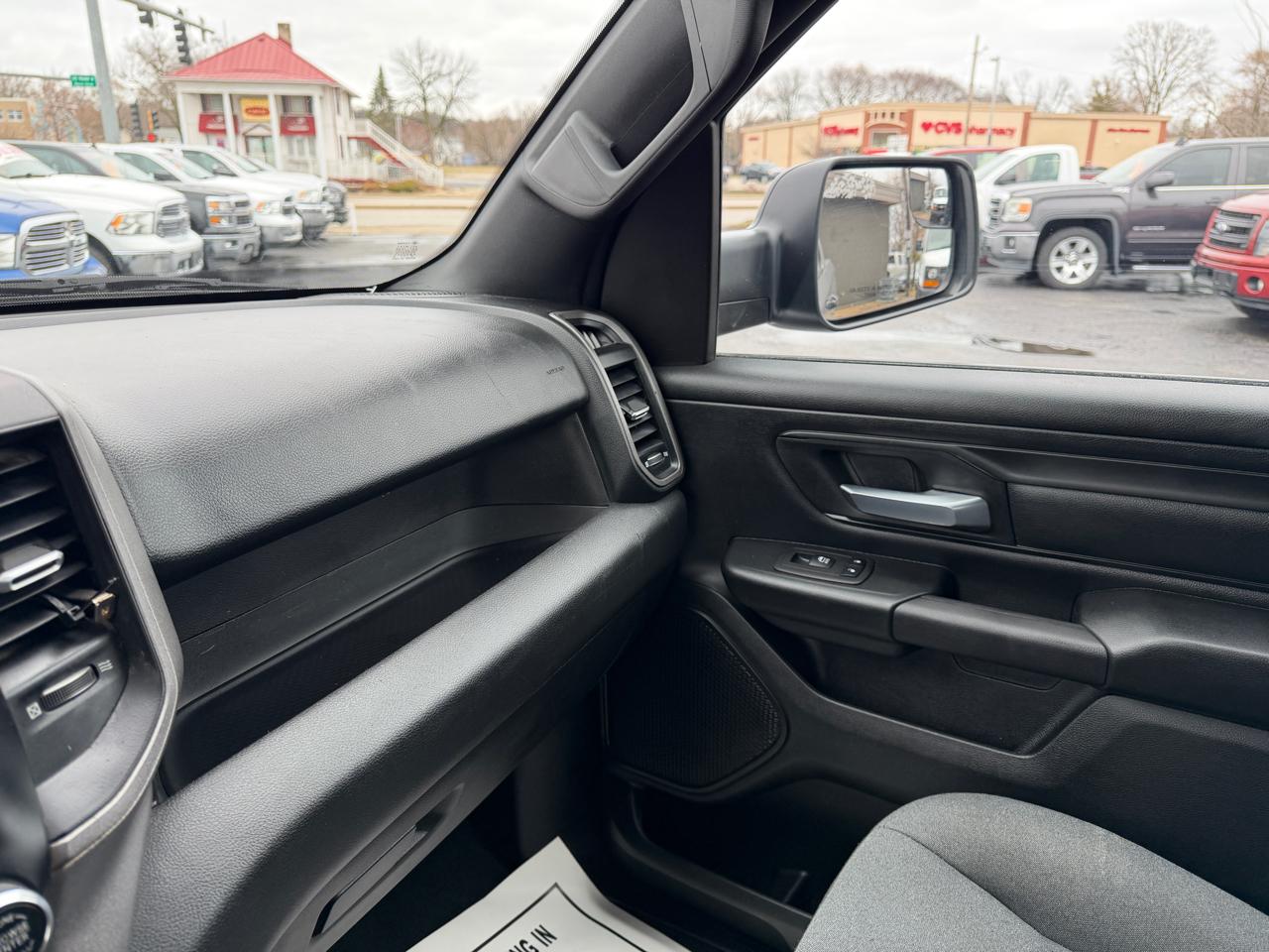 RAM 1500 4WD Crew Cab 140.5" Tradesman 2022