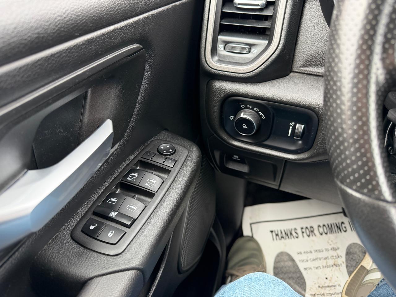 RAM 1500 4WD Crew Cab 140.5" Tradesman 2022