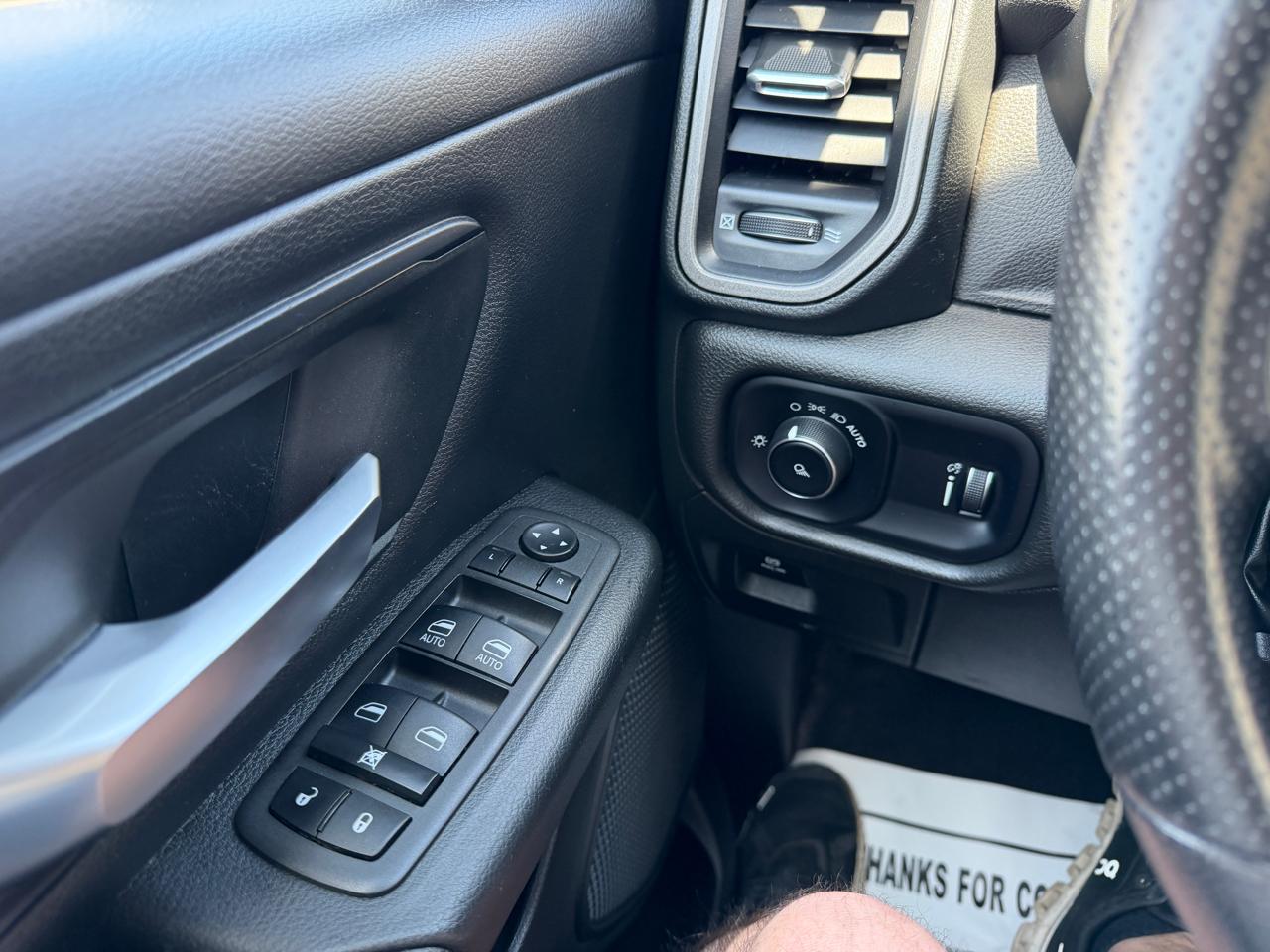 RAM 1500 4WD Crew Cab 140.5" Tradesman 2022